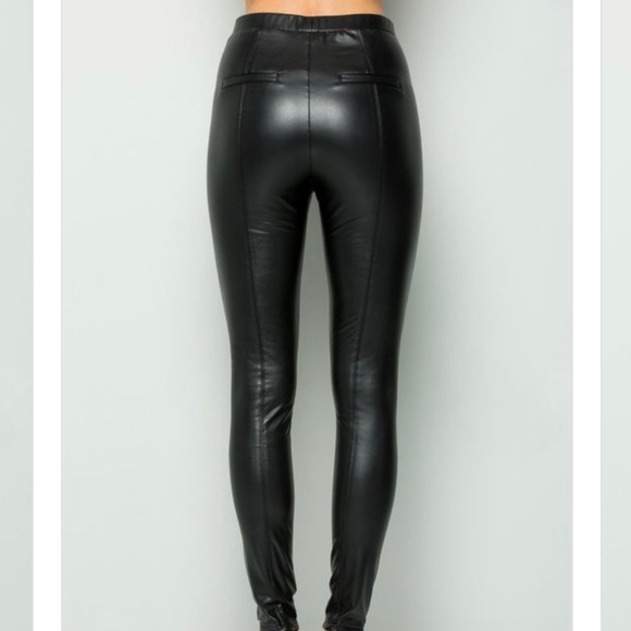 SOLD 🌺Faux Leather Leggings - Picture 4 of 12